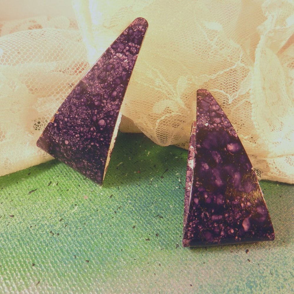 VTG Contempo purple pierced earrings artsy spatterpaint eclectic triangular hoop
